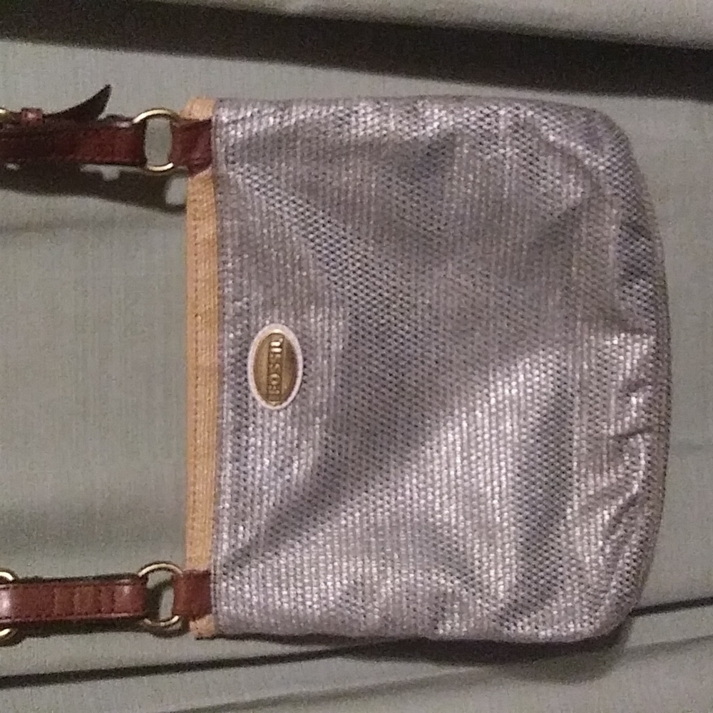 Fossil Crossbody.    K1